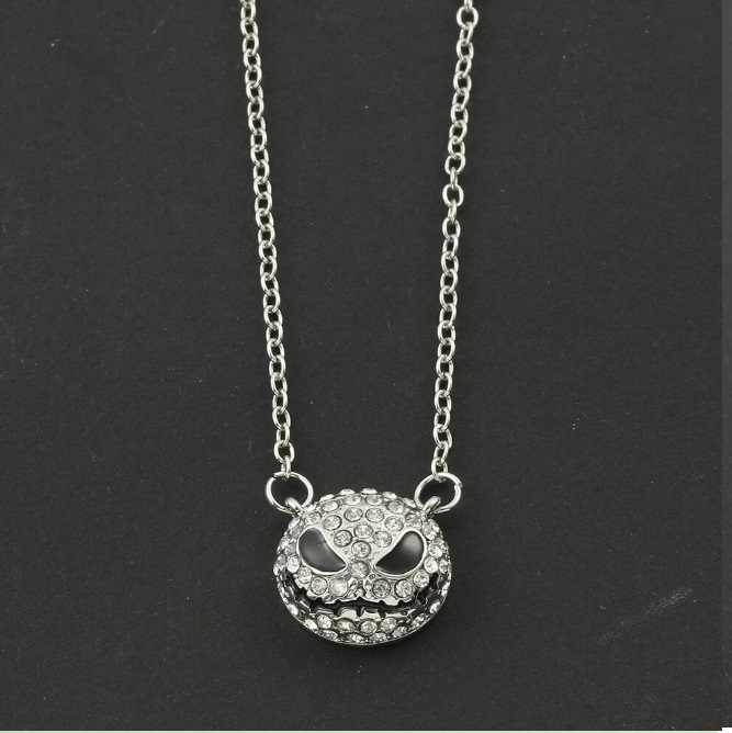 Collar brillante Jack Skellington gótico La imagen muestra un collar con un diseño distintivo de Jack Skellington, el icónico personaje de "The Nightmare Before Christmas". El colgante en forma de calavera con los característicos rasgos de Jack Skellington, como los ojos vacíos y la sonrisa estilizada, se destaca en el centro de la imagen. La calavera está decorada con numerosas piedras brillantes que le dan un aspecto elegante y llamativo. El collar está compuesto por una cadena metálica delgada de color plateado que sostiene el colgante de Jack Skellington. La cadena presenta eslabones pequeños y uniformes que le dan un aspecto delicado pero resistente. La disposición de la cadena y el colgante en la imagen sugiere que el collar está colocado de manera plana sobre una superficie. El diseño del collar es una combinación entre lo oscuro y lo elegante, capturando la esencia del personaje de Jack Skellington. La artesanía parece ser fina y detallada, con especial atención a la representación de los rasgos distintivos del personaje. El contraste entre el fondo oscuro y los elementos brillantes del collar resalta su atractivo visual y lo hace ideal para los amantes de la película "The Nightmare Before Christmas" y del estilo único de Jack Skellington. Ademas puedes revisar nuestra tienda en donde pudras encontrar el conjunto para esta pieza, que esta compuesta por anillos en diferentes modelos y además en pendientes o aros, así lucir el look completo de Jack El diseño del collar es una combinación entre lo oscuro y lo elegante, capturando la esencia del personaje de Jack Skellington. La artesanía parece ser fina y detallada, con especial atención a la representación de los rasgos distintivos del personaje. Puedes visitarnos en nuestra tienda en Instagram https://www.instagram.com/theblackmoonsanjose/ Te dejamos el enlace de este producto Collar brillante Jack Skellington gótico para que los puedas compartir https://apoyostva.cl/index.php/product/collar-brillante-jack-skellington-gotico/