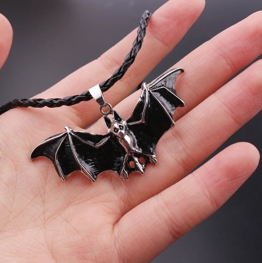 Collar murciélago gótico