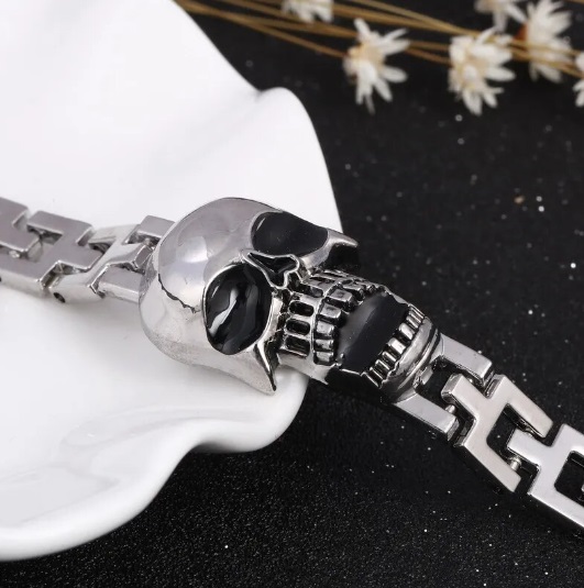 Pulsera metálica con cráneo de calavera gótico