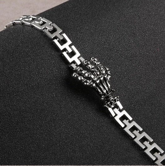 Pulsera metálica con garra de calavera gótico